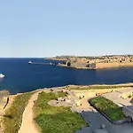 Modern Seaview In A Prime Location Apartment