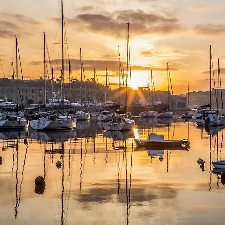 Modern Seaview In A Prime Location Apartment *